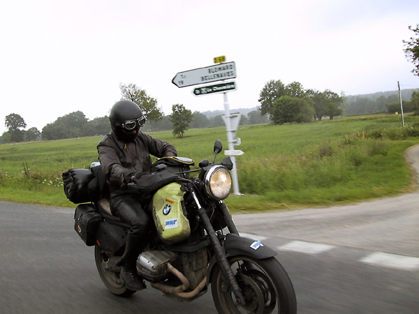 Motorrijder kijkt al rijdend naar tanktas