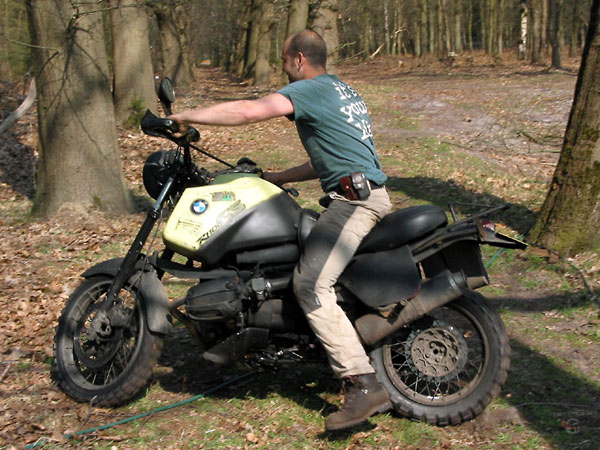 Stukje door het bos zonder helm op, op de motor