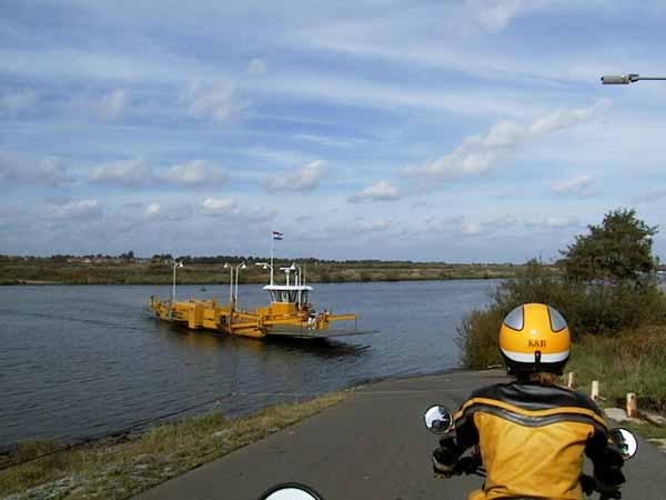 Geel pontje, gele helm, geel jack