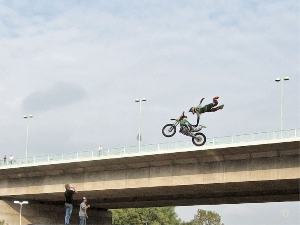 Motorcross motor tijdens een spring