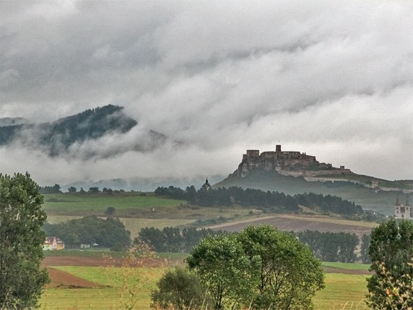 Donkere wolken en een kasteel