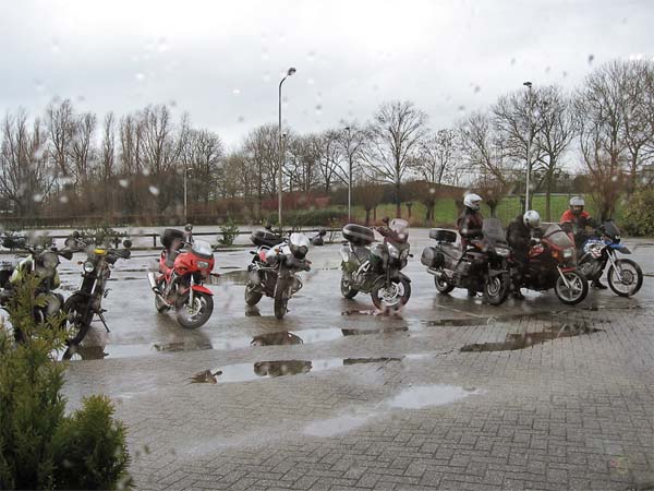 Motoren in de stromende regen